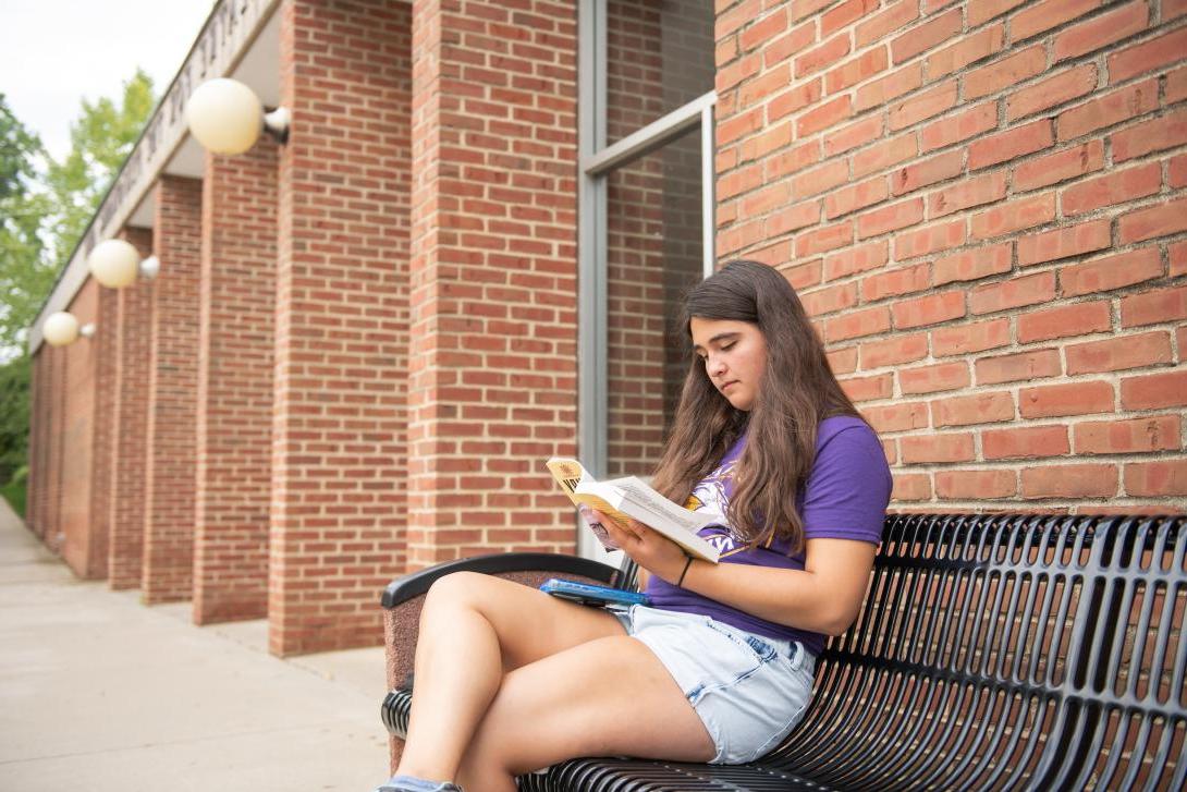 学生在科本画廊前读书